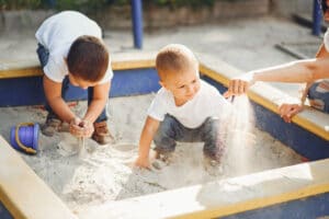 Kinder im Sandkasten