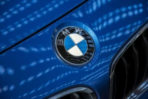 BMW Logo auf Motorhaube